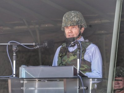 馬・総統、敵の上陸撃破演習を評価