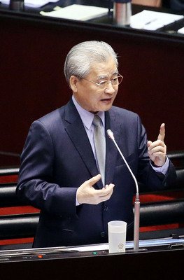 行政院長：「成長率1％死守」は推進中