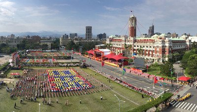 双十国慶節祝賀式典、賑やかに