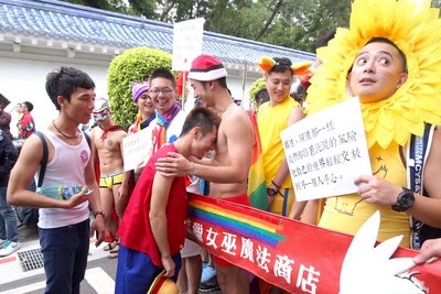 台北でLGBTプライドパレード開催