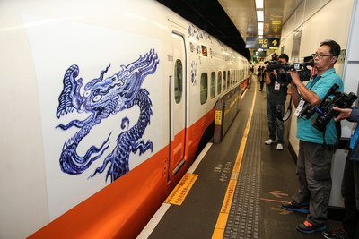 故宮南院仕様の台湾新幹線登場