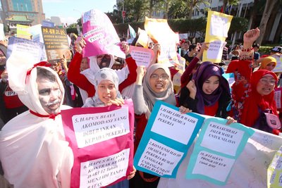 外国人労働者、保障求めデモ
