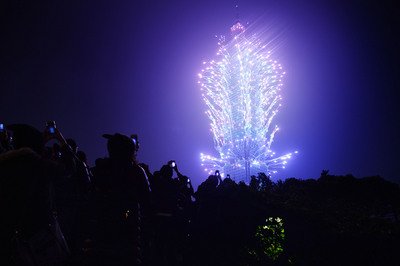 各地で年越しの花火が行われる