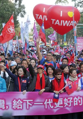 国民党、大型デモで支持訴える