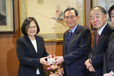 日本の外相：実務関係で交流深化を