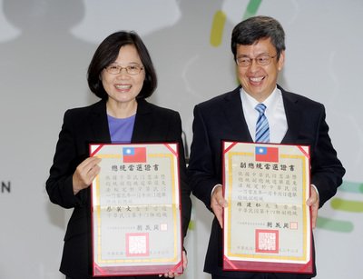蔡英文氏に当選証書、「国家団結を」
