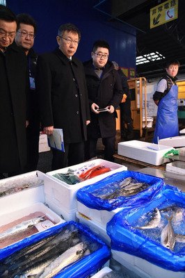 柯・台北市長、築地市場など視察