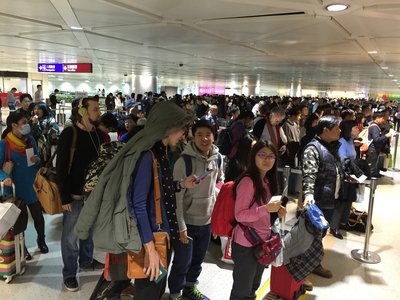 桃園空港、出国手続き分散化で混雑解消