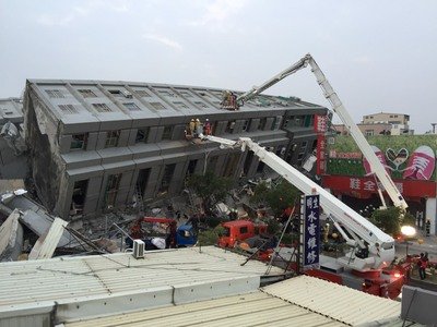 台南市の17階建てビルが横倒しに