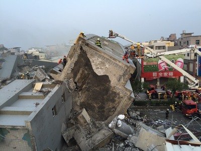 台南永大路でビル横倒し、救助活動続く