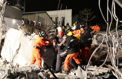 台湾南部地震　陸軍が救助に出動