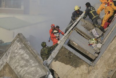 倒壊したビルで2人死亡、救助続く