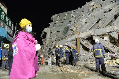 地震で死者18人、安否未確認128人に