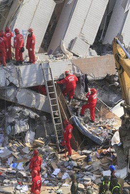 日本の救助調査団が現場入り