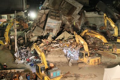 地震の死者38人、124人が不明