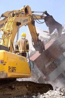死者は41人、倒壊現場では重機も