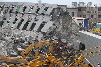 行政、教育機関などで15日に半旗掲揚
