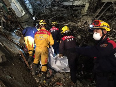 地震の犠牲者97人に
