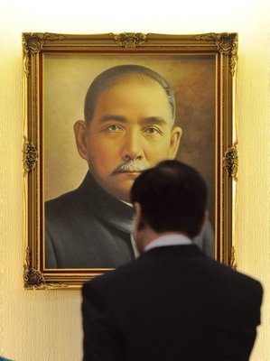 国父廃止？国民党は「断固阻止」