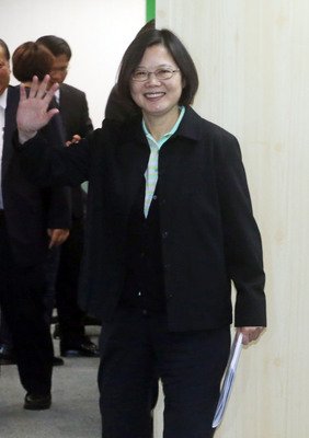 蔡英文氏、総統就任後も党首を兼務