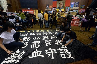 学生運動展示、行政院長は阻まず