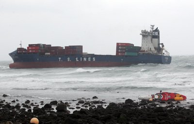 座礁の貨物船から12日間で油抜く
