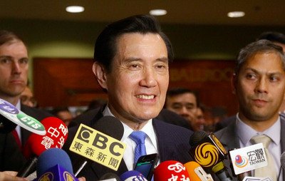 総統、ロスでクリントン氏と電話会談