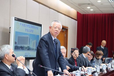 中央銀行が利下げ、公定歩合1.5％に