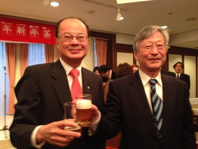 外交部、沈・駐日代表に外交奨章