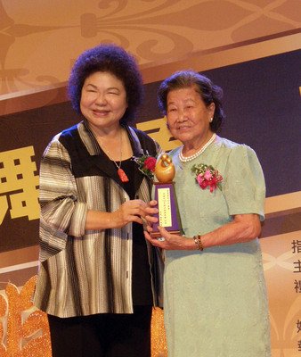 陳菊氏、2年連続で政治家人気トップ