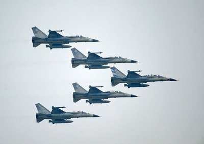 政府：東アジア情勢の把握に努める