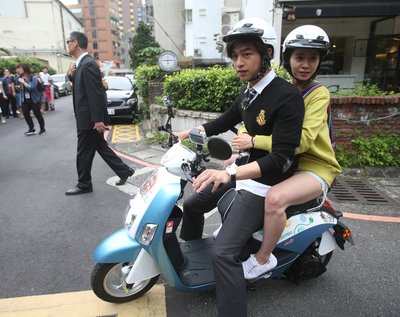 台北市、公務二輪全て電動スクーターへ