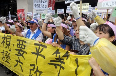 陸委会、公民権取得条件の統一を希望
