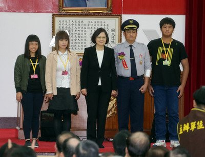 総統「職務全うする警察官は皆、模範」