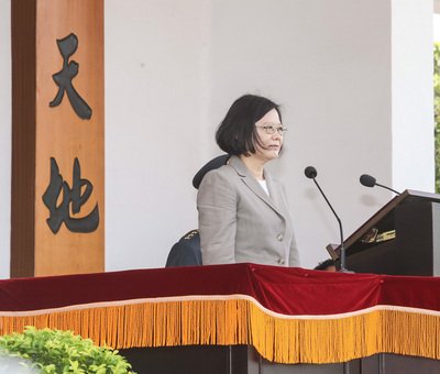 総統、士官らに「中華民国に尽くせ」