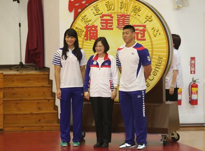 総統、リオ五輪選手団に団旗を授与