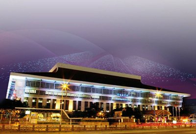 台北駅、外装改修で毎晩ライトアップ