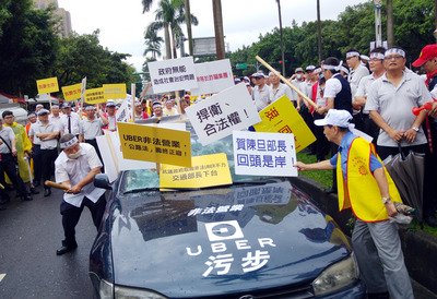 交通部「Uberの違法行為、今後も罰則」