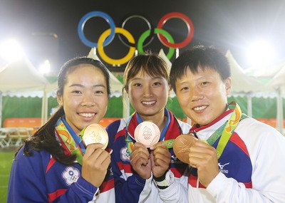 東京五輪参加名義、政府「規定どおり」
