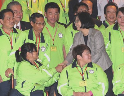 総統、リオパラ五輪代表団に団旗授与