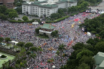 公務員ら、デモで年金改革に抗議
