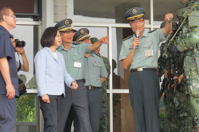 総統、国軍の個別装備と宿舎を重視