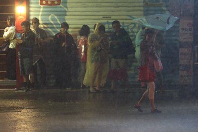 台風16号陸上警報、18日早朝解除へ