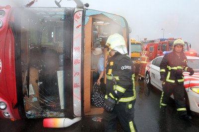 遊覧バスが横転、日本人旅客8人負傷