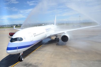 台湾初、中華航空のA350型機が到着