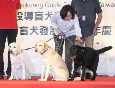 総統、引退の盲導犬3頭引き取る