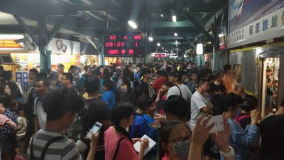 台中駅が新駅舎に、「鉄」たちが惜別