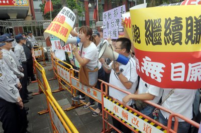 外国籍出稼ぎ者の出国強制取り消し