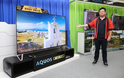 台北駅ホールにシャープの4Ｋパネル