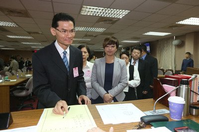 婚姻権平等の公聴会で賛否の意見
